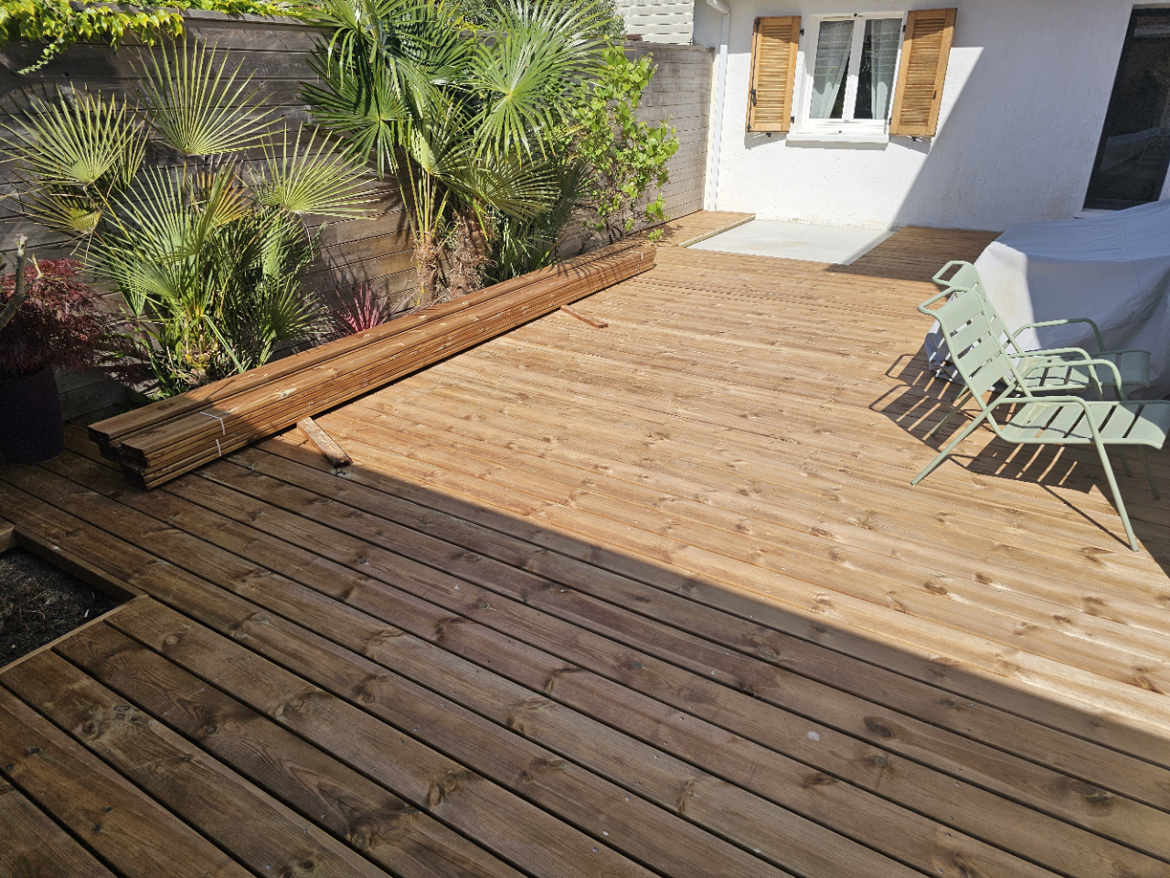 Terrasse en bois de 100 m² et entourage de jacuzzi à Gujan-Mestras